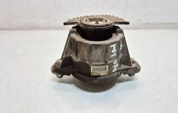 Mercedes-Benz C W204 Engine mount bracket A2042404217
