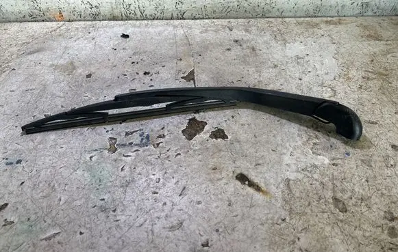 Rear wiper blade arm