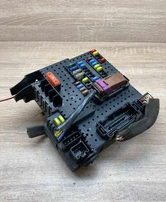 Volvo XC70 Fuse module 30728512 05W222