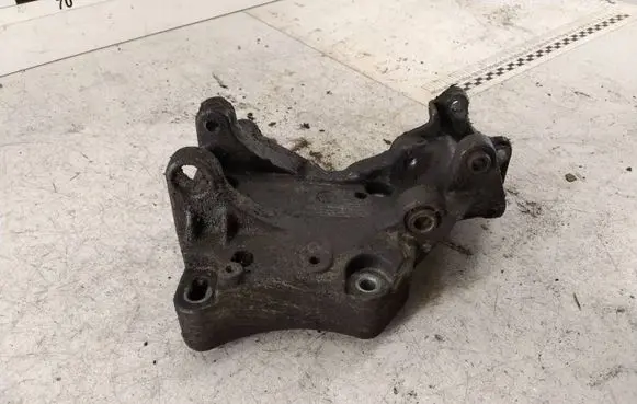 Peugeot 206 Power steering pump mounting bracket