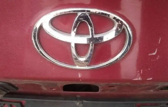 Manufacturer badge logo/emblem