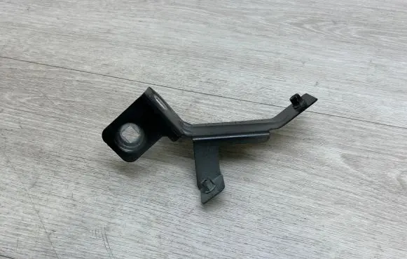 Porsche Cayenne (92A) Fender mounting bracket 95850360900 7P5805603A