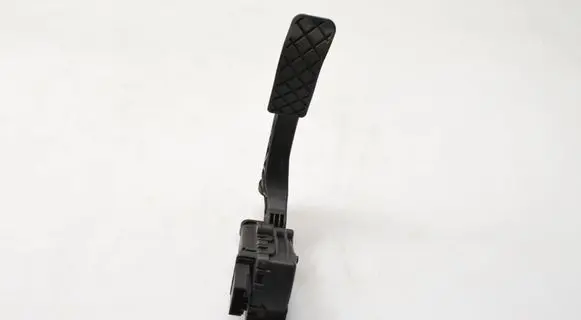 Accelerator throttle pedal