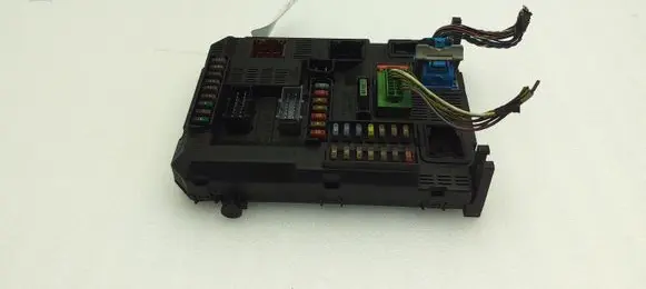 Peugeot 308 Fuse module 9807054180