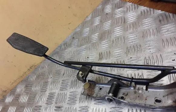 KIA Carens I Accelerator throttle pedal 0281002470 288400040