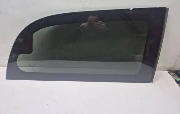 Chrysler Town u0026 Country V Rear side window