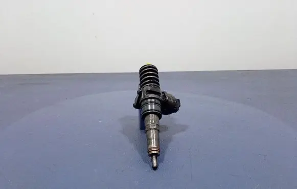 Volkswagen PASSAT B6 Fuel injector 038130073BQ