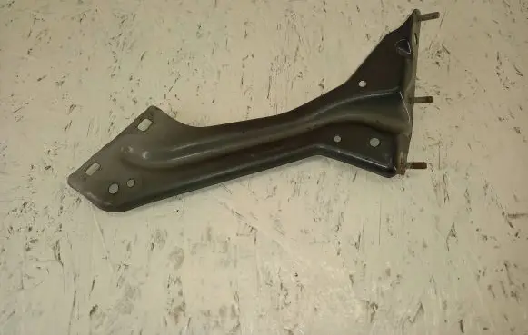 Audi Q5 SQ5 Fender mounting bracket 8R0821135