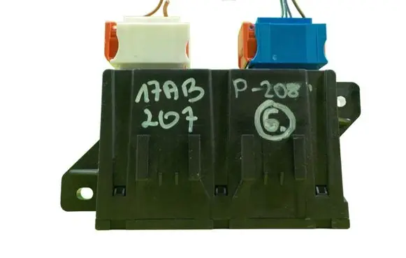 Peugeot 208 I Central body control module 9800559580