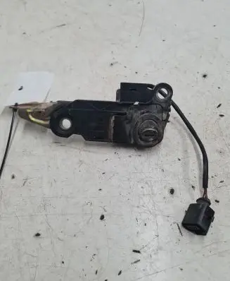 Volkswagen PASSAT B5.5 Tailgate exterior lock 3B9827297A