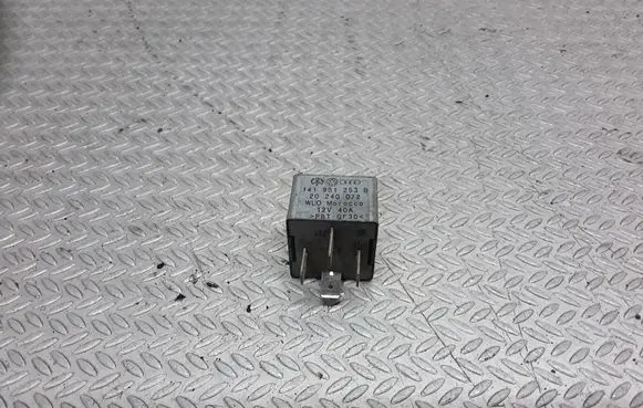 Volkswagen PASSAT B5.5 Other relay 141951253B