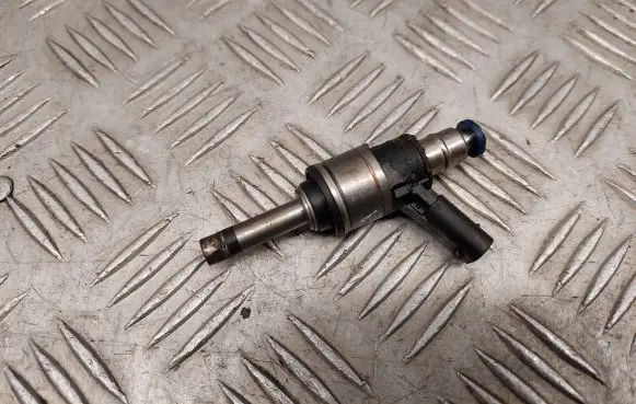 Audi Q7 4M Fuel injector 06E095A