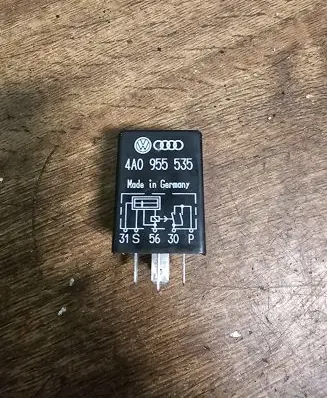 Volkswagen PASSAT B5 Other relay 4A0955535 3MS5630