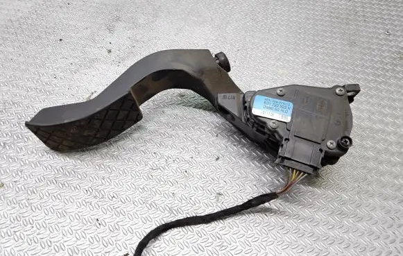 Skoda Superb B5 (3U) Accelerator throttle pedal 8D1723523N