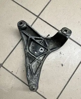 BMW 5 E39 Engine mounting bracket