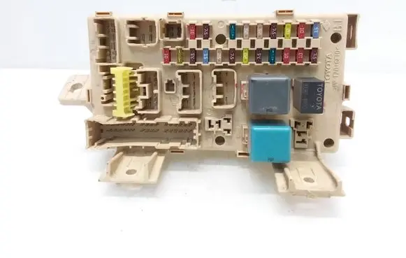 Toyota Avensis T250 Fuse module 82641CA010F