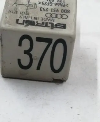 Volkswagen PASSAT B5 ABS relay 8D0951253