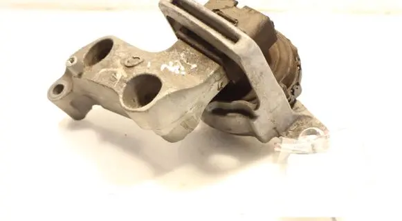 Engine mount vacuum valve