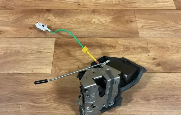 BMW 5 E39 Front door lock 8352165