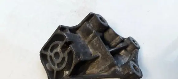 Volvo XC90 Engine mounting bracket 08649262