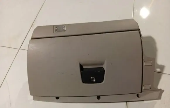 Glove box