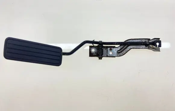 Subaru Impreza I Accelerator throttle pedal 36010AA001 36010AA