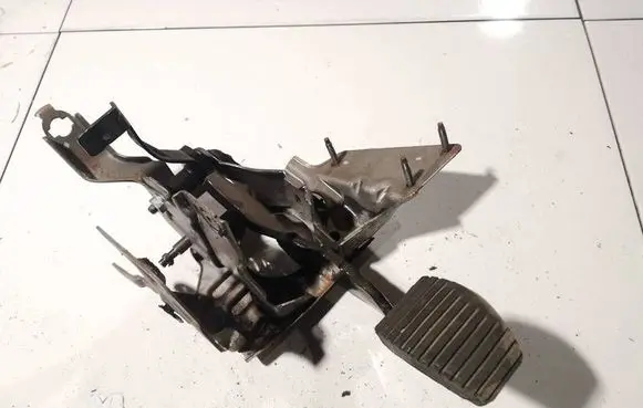 Peugeot 3008 I Clutch pedal 