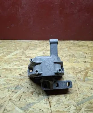 Volkswagen Tiguan Engine mount bracket 5N0199262