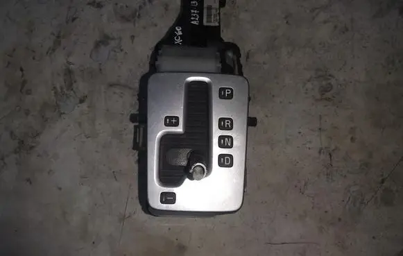 Volvo XC60 Gear shifter/selector 30733069