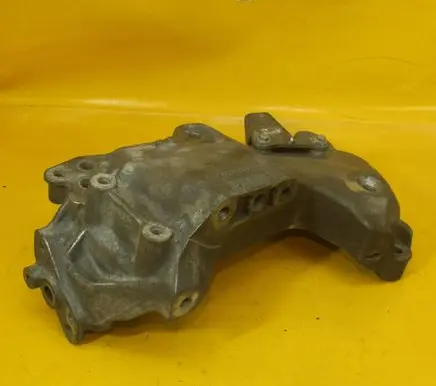 Opel Vivaro Engine mount bracket 112313054R