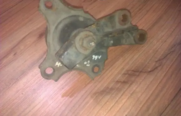 Honda Civic Engine mount bracket