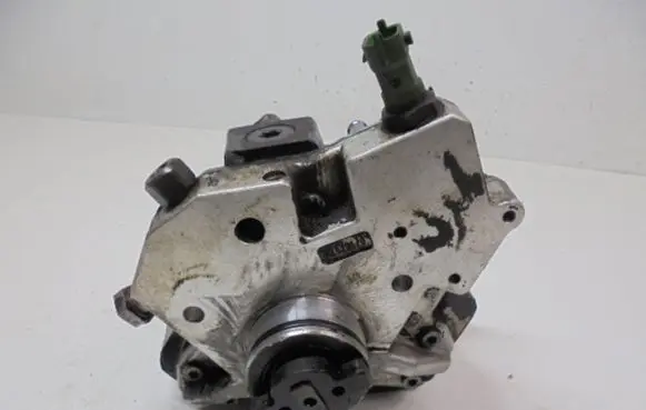 Volvo S70 V70 V70 XC Fuel injection high pressure pump 30756125