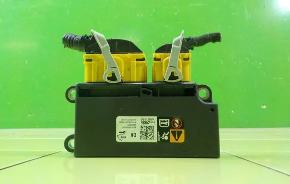 Peugeot 208 I Airbag control unit/module 13592886