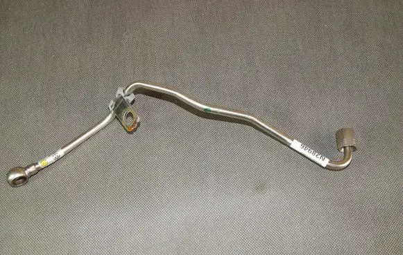 Volkswagen Tiguan Turbo turbocharger oiling pipe/hose 04L145771J