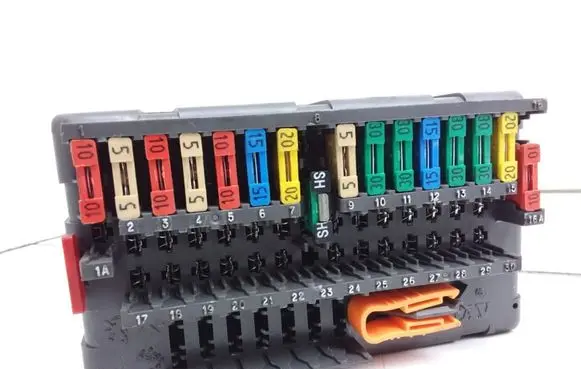 Peugeot 406 Fuse module PSA94590813
