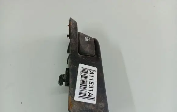 Toyota Yaris Fuel tank opening switch