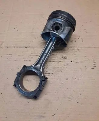 Nissan X-Trail T30 Piston with connecting rod