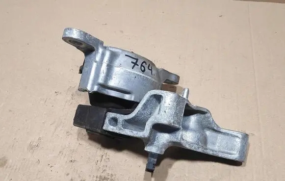 Engine mount vacuum valve