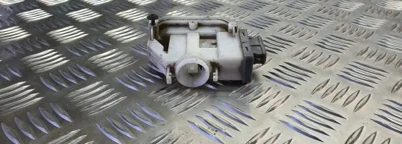 Volkswagen PASSAT B4 Central locking vacuum pump 3A0862153B