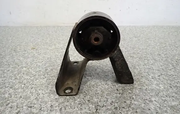 Engine mount vacuum valve