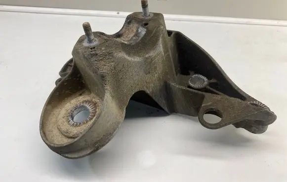 Engine mounting bracket