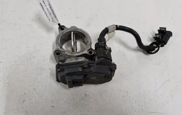 Toyota Avensis T270 Throttle body valve 4753864