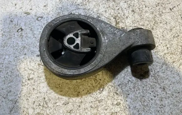 Nissan Qashqai Engine mount bracket