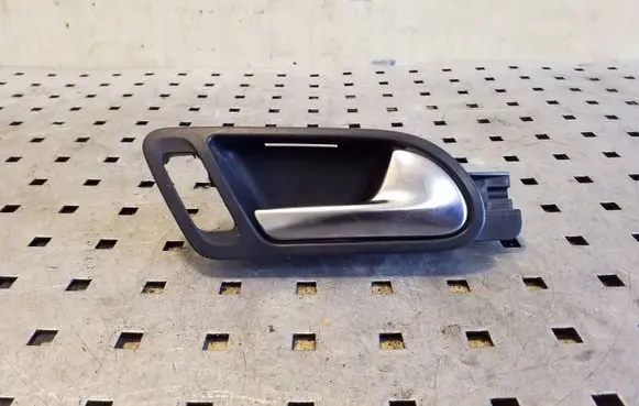 Volkswagen Tiguan Front door interior handle 5N2837114