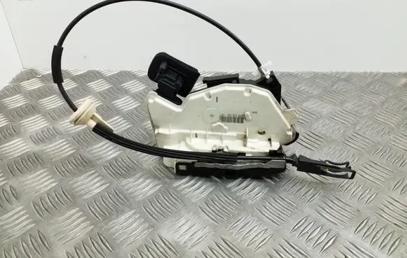 Volkswagen Golf VI Front door lock 5K1837016B
