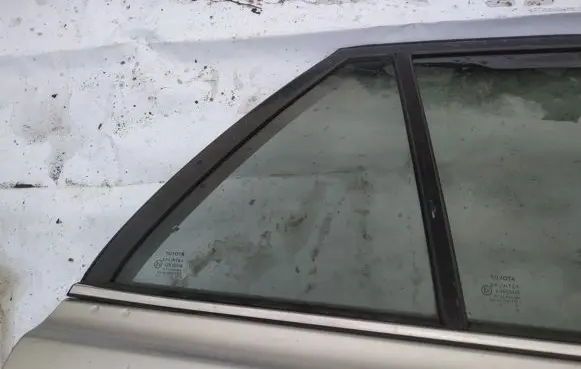Toyota Avensis T250 Rear vent window glass 