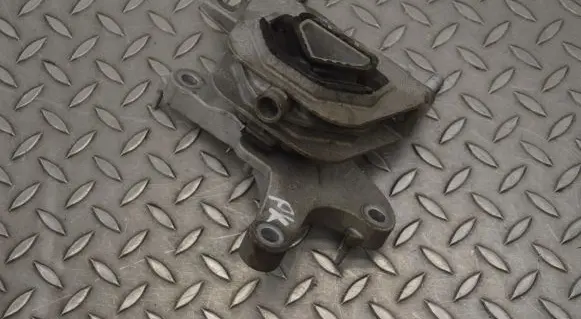 Citroen C4 II Engine mount bracket 9826551880