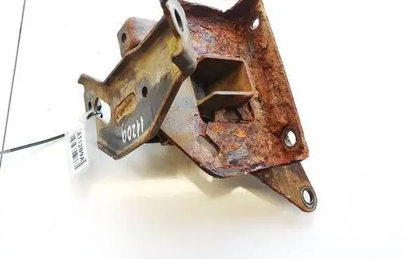 Toyota Yaris Engine mount bracket 