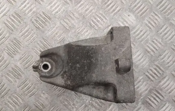 Engine mounting bracket