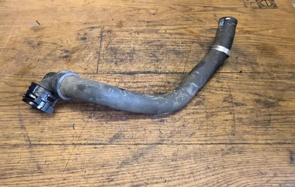 Engine coolant pipe/hose